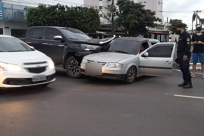 NA ABUNÃ: Violenta colisão envolvendo Hilux e Gol deixa motorista lesionado - News Rondônia