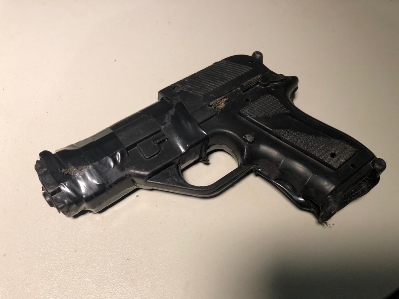 ZONA LESTE - Ladrão é preso com arma de brinquedo após roubo de celular - News Rondônia