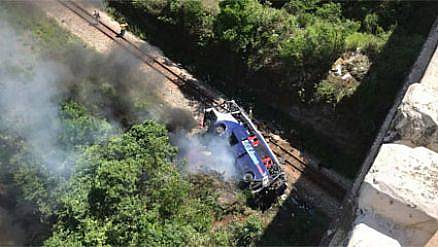 Ônibus cai de ponte e deixa ao menos 10 mortos e 30 feridos na BR-381; veja imagens - News Rondônia