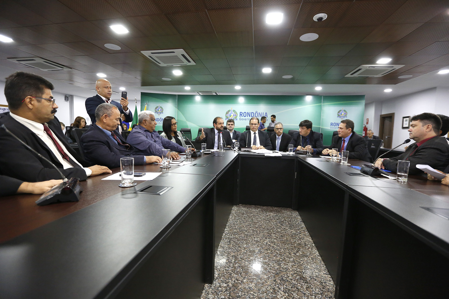 GOVERNADOR CONFIRMA A DEPUTADOS E PASTORES QUE DEVERÁ VETAR PROJETO CRIANDO CONSELHO LGBTTT - News Rondônia