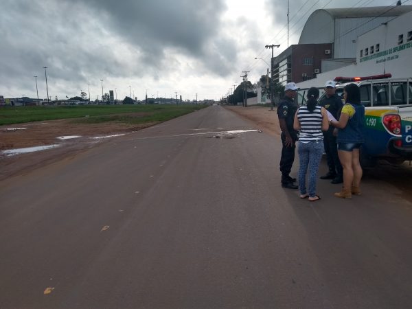 CONDUTORA CHOCA CARRO DE PASSEIO CONTRA CARRETA NO 5° BEC - News Rondônia