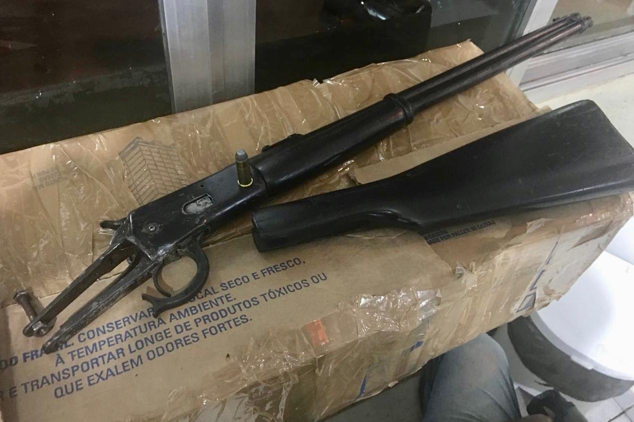 PRF FLAGRA TAXISTA TRANSPORTANDO ARMA DE FOGO - News Rondônia