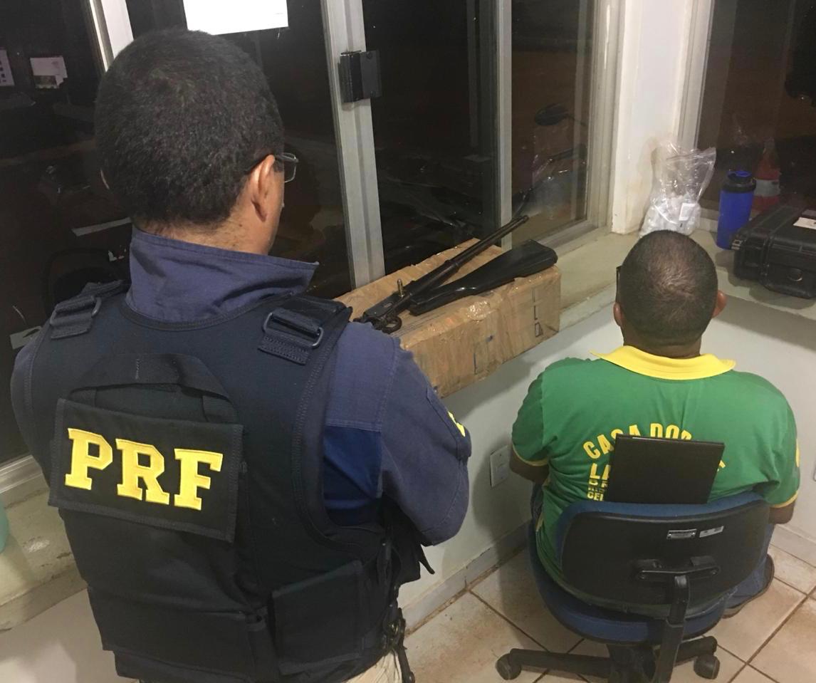 PRF FLAGRA TAXISTA TRANSPORTANDO ARMA DE FOGO - News Rondônia
