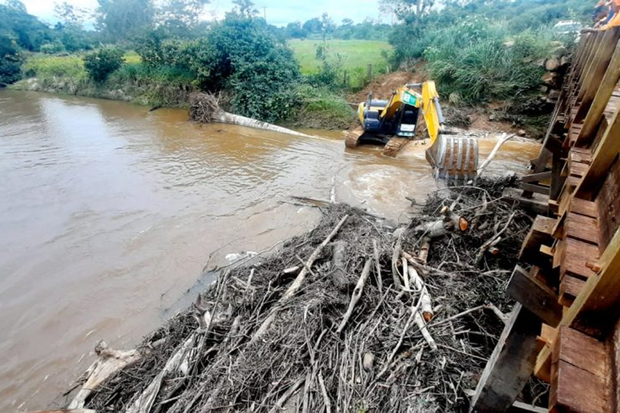 Equipe do DER remove galhos e troncos enroscados na ponte sobre rio Paraíso na RO-475 que interliga Vale do Paraíso a Rondominas - News Rondônia