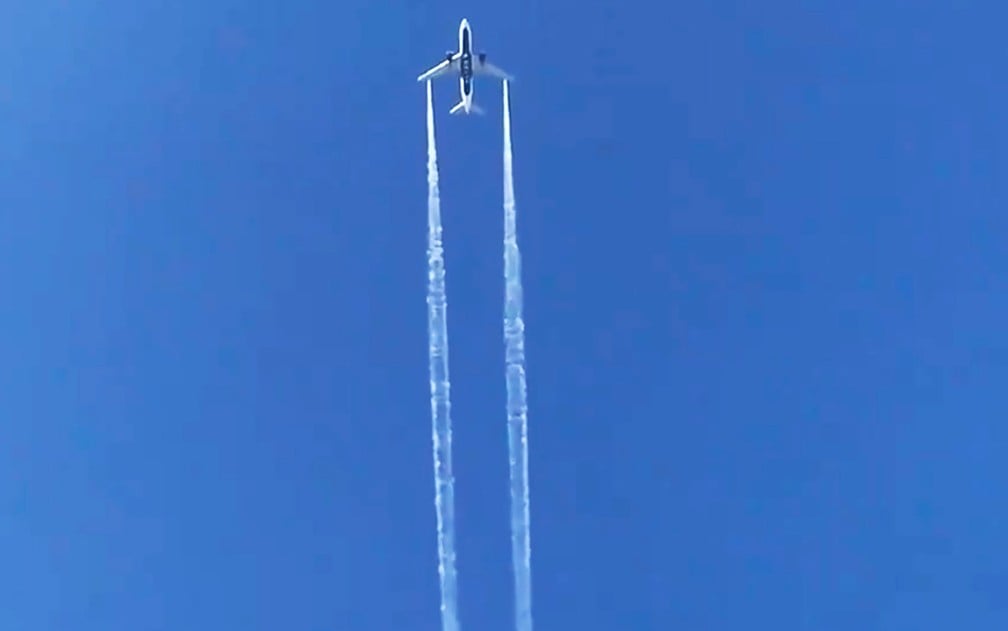 AVIÃO DESPEJA COMBUSTÍVEL E ATINGE CRIANÇAS EM ESCOLAS (VÍDEO) - News Rondônia
