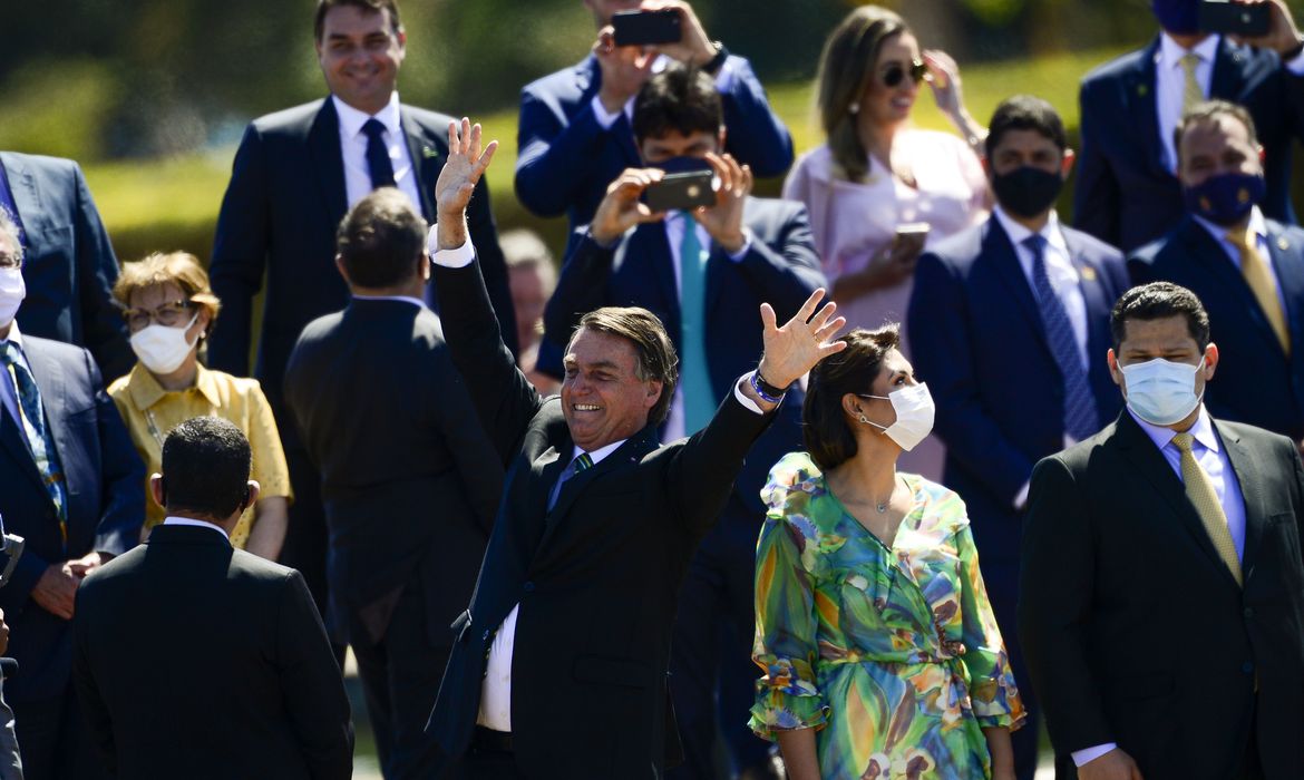 Bolsonaro cumprimenta populares em solenidade de 7 de Setembro - News Rondônia