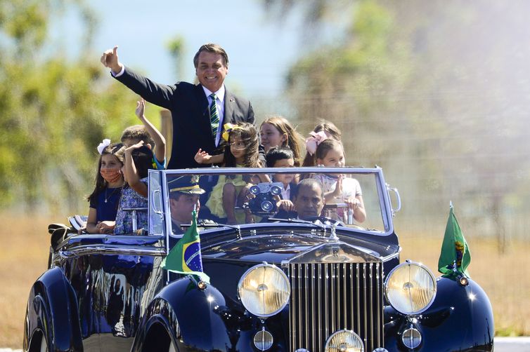 Bolsonaro cumprimenta populares em solenidade de 7 de Setembro - News Rondônia