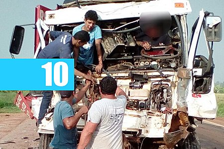 BR-364 - GRAVE ACIDENTE ENTRE CAMINHÃO E CARRETA DEIXA 2 PESSOAS FERIDAS E PRESAS ÀS FERRAGENS - News Rondônia