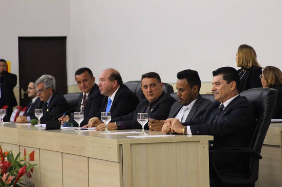 PREFEITO NÃO COMPARECE NA POSSE DA NOVA MESA DIRETORA DA CÂMARA E MANDA ASSESSOR EM SEU LUGAR - News Rondônia