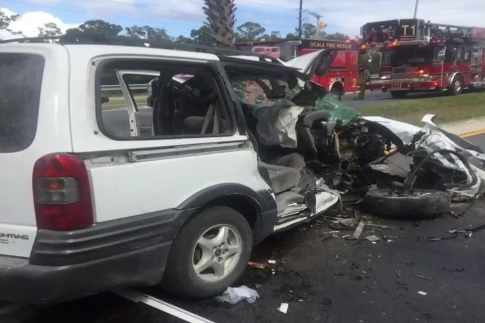 MÃE MANDA FILHOS TIRAREM CINTO DE SEGURANÇA E JOGA CARRO EM ÁRVORE - News Rondônia