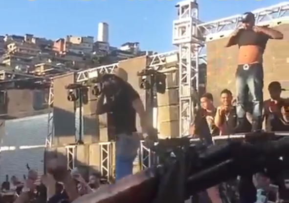 CANDIDATO A DEPUTADO CANTA MÚSICA QUE EXALTA FACÇÃO EM BAILE DE HOMENS ARMADOS, VEJA O VÍDEO - News Rondônia