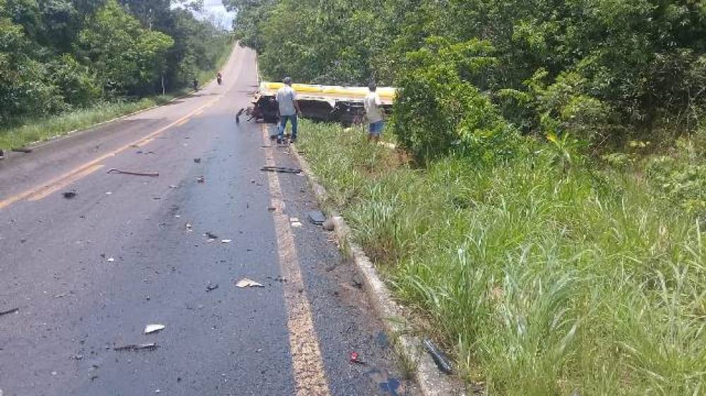 BR 435: CAMINHÃO CARREGADO DE DIESEL SAI DA PISTA E MOTORISTA É RESGATADO INCONSCIENTE - VEJA VÍDEO - News Rondônia
