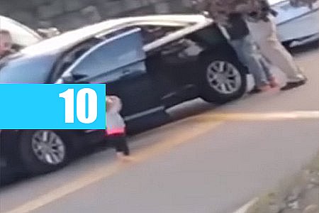 MENINA SAI DO CARRO E CAMINHA COM MÃOS PRA CIMA DEPOIS DE VER OS PAIS SENDO PRESOS - VÍDEO - News Rondônia