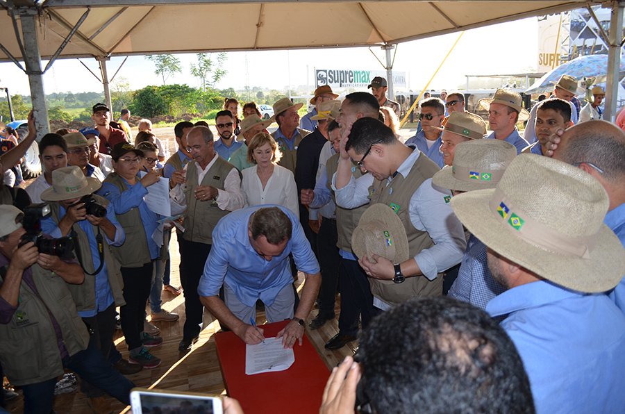 ROLIM DE MOURA  PREFEITO LUIZÃO DO TRENTO E GOVERNADOR MARCOS ROCHA ASSINAM O FITHA NA RONDÔNIA RURAL SHOW - News Rondônia