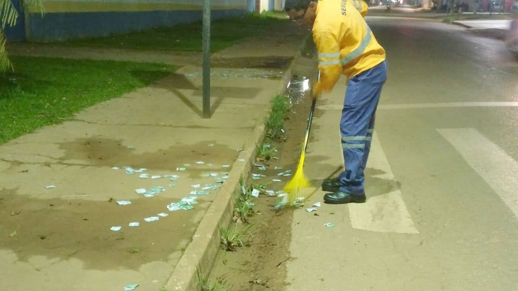 GARIS RECOLHEM 'SANTINHOS' DE CANDIDATOS JOGADOS NA FRENTE DAS ESCOLAS - News Rondônia