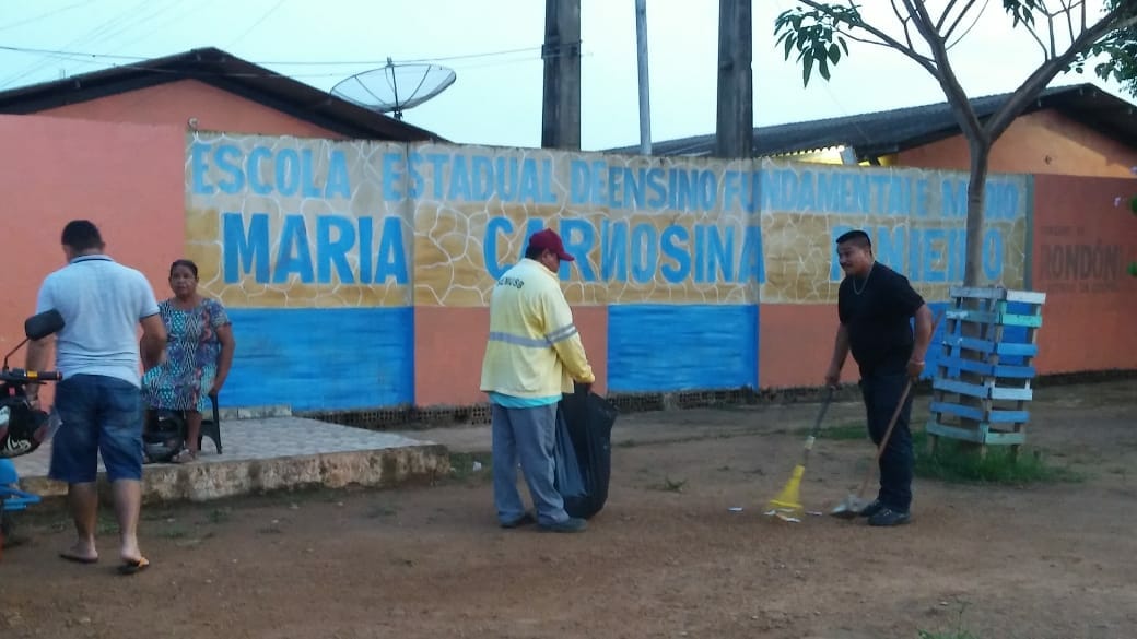 GARIS RECOLHEM 'SANTINHOS' DE CANDIDATOS JOGADOS NA FRENTE DAS ESCOLAS - News Rondônia