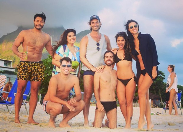 FLÁVIO TOLEZANI CURTE PRAIA NO RIO COM DÉBORA NASCIMENTO E FABIANA KARLA - News Rondônia