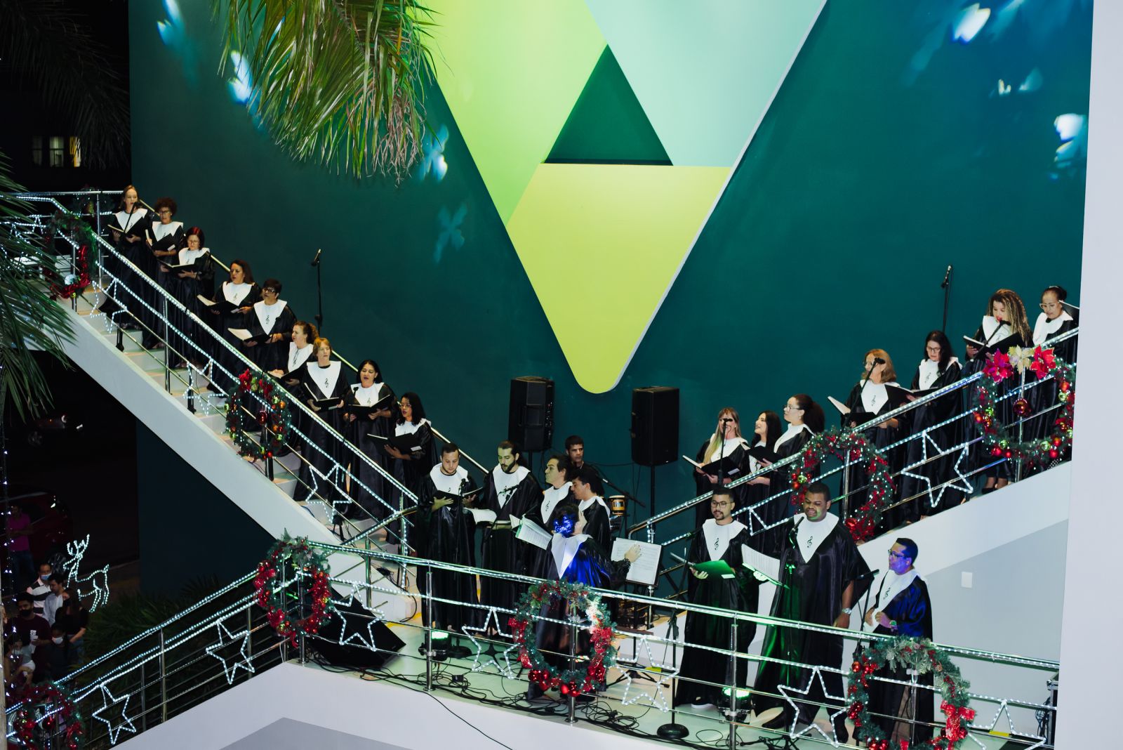 Cantata Sicoob Credisul encanta público com apresentações musicais e chegada do Papai Noel em Vilhena (RO) - News Rondônia