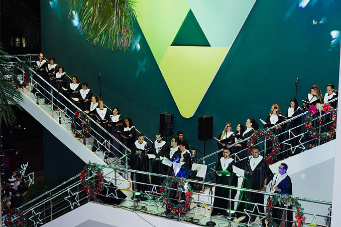 Cantata Sicoob Credisul encanta público com apresentações musicais e chegada do Papai Noel em Vilhena (RO) - News Rondônia