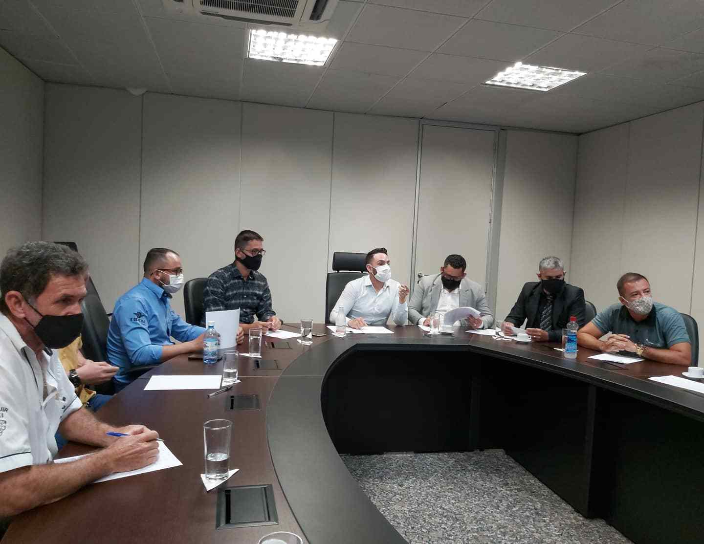 Deputado Anderson e representantes da federação e associações de taxistas participam de reunião na Casa Civil para discutir possíveis alterações na resolução que prejudica categoria - News Rondônia