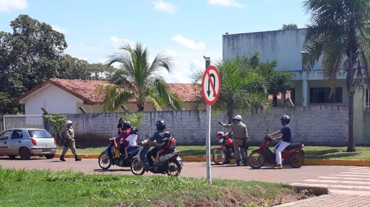 EDUCAÇÃO NO TRÂNSITO: EM ROLIM DE MOURA AGENTES DA COMTRAN REALIZAM BLITZ EDUCATIVA EM CRECHE MUNICIPAL - News Rondônia