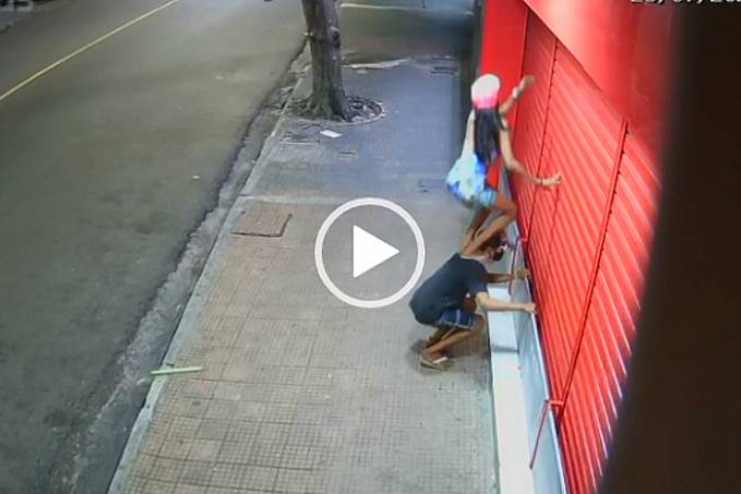 IMAGENS FORTES - Travesti é flagrada roubando e recebe punição severa do Tribunal do Crime - News Rondônia