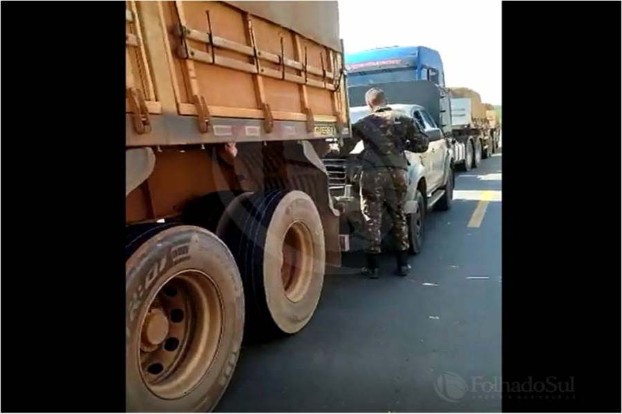 Engavetamento envolvendo caminhões e picape do Exército congestiona trecho da BR-364 - News Rondônia