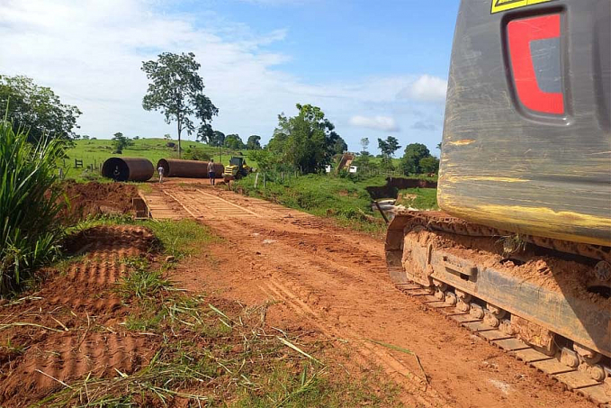 Prefeitura de Jaru substitui mais uma ponte de madeira por tubo armco na linha 617 - News Rondônia