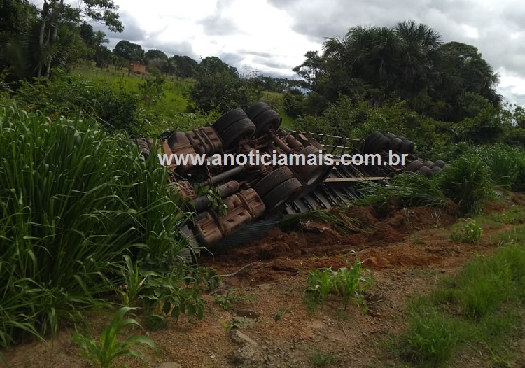 CARRETA TOMBA NA BR-364 ENTRE JARU E ARIQUEMES PARA EVITAR COLIDIR EM OUTRO VEÍCULO QUE A ULTRAPASSAVA - News Rondônia