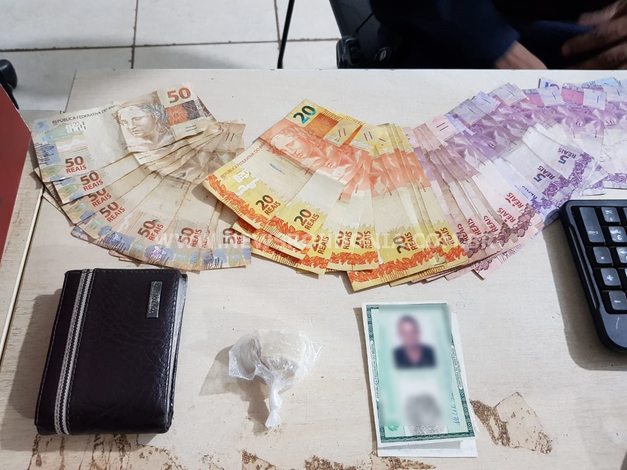 HOMEM É PRESO POR TRÁFICO DE DROGAS E NA DELEGACIA TENTA SUBORNAR POLICIAIS COM MIL REAIS - News Rondônia