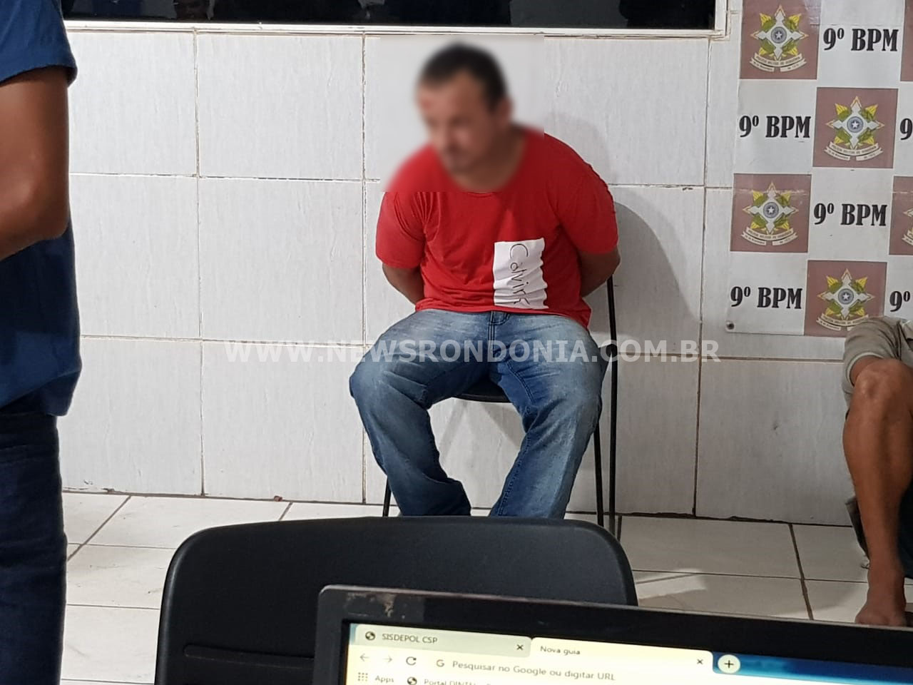 HOMEM É PRESO POR TRÁFICO DE DROGAS E NA DELEGACIA TENTA SUBORNAR POLICIAIS COM MIL REAIS - News Rondônia