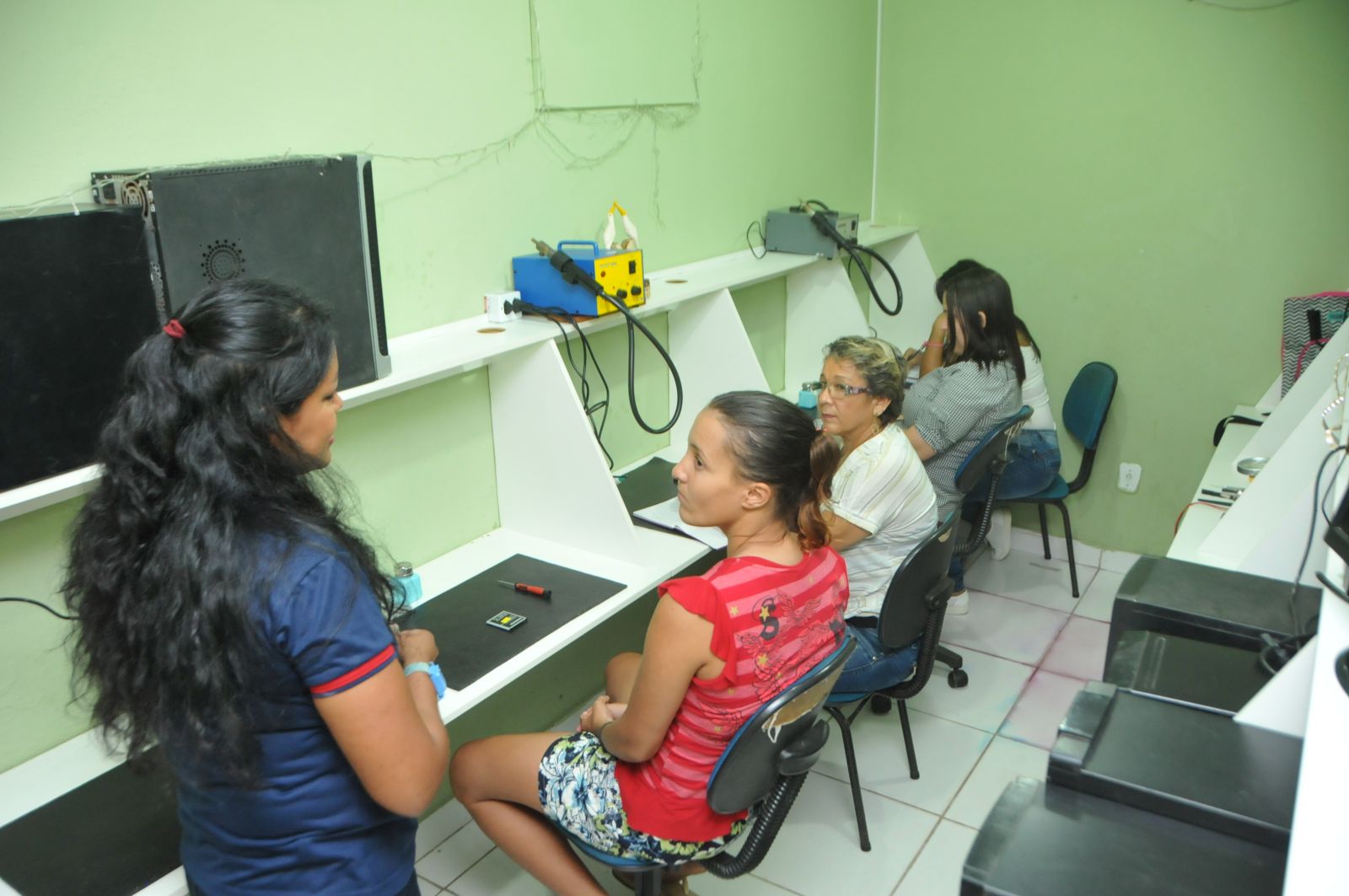MULHERES SÃO CAPACITADAS EM CURSO DE ASSISTÊNCIA TÉCNICA PARA CELULARES - News Rondônia