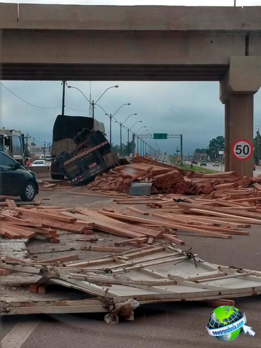 CARRETA CARREGADA COM MADEIRA TOMBA APÓS CURVA NA BR-364 PRÓXIMO AO TREVO DO ROQUE (VÍDEO) - News Rondônia