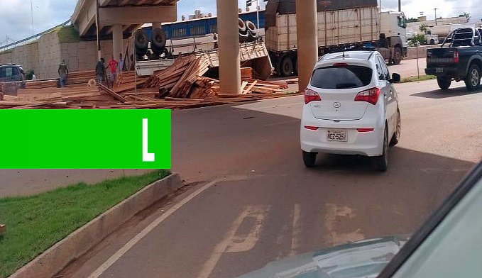CARRETA CARREGADA COM MADEIRA TOMBA APÓS CURVA NA BR-364 PRÓXIMO AO TREVO DO ROQUE (VÍDEO) - News Rondônia
