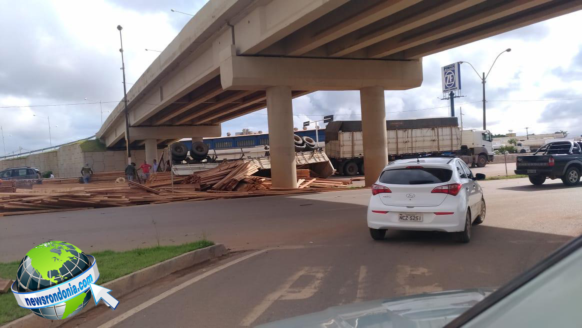 CARRETA CARREGADA COM MADEIRA TOMBA APÓS CURVA NA BR-364 PRÓXIMO AO TREVO DO ROQUE (VÍDEO) - News Rondônia