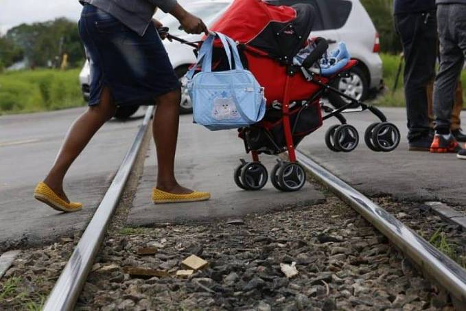 Ameaçada por ladrões durante assalto, mulher que passeava com bebê é obrigada a entregar celular aos bandidos - News Rondônia