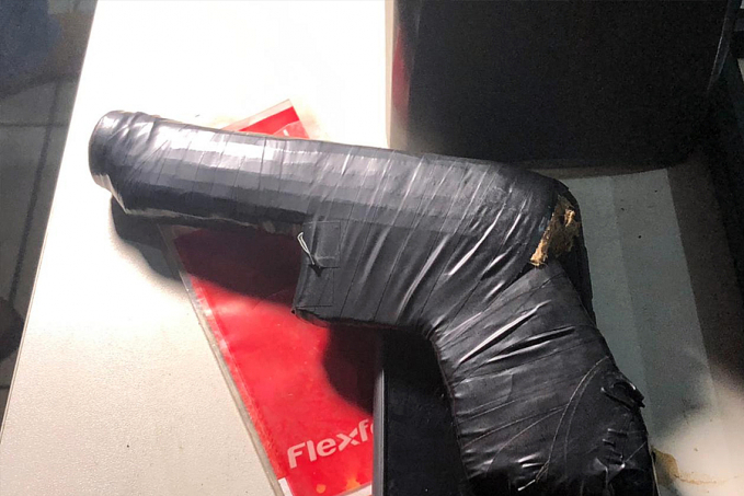 ARMA DE PAPELÃO - Larápios são presos após tentar roubar motoboy - News Rondônia