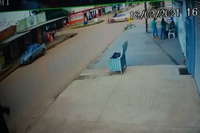 VÍDEO - Motorista não habilitada avança preferencial e causa grave acidente com motociclista - News Rondônia