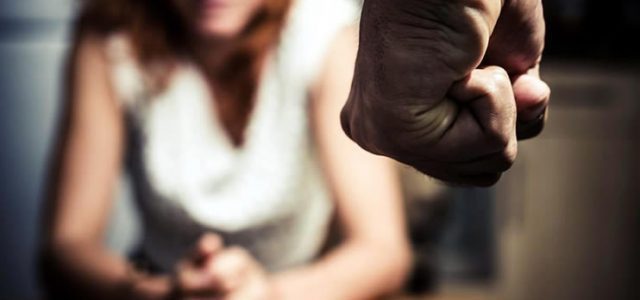 POR CIÚME, HOMEM QUEBRA DENTE DA ESPOSA E A FILHA DESMAIA - News Rondônia