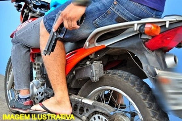 FORÇA TÁTICA DO 5º BPM PRENDE BANDIDOS QUE ATIRARAM EM VÍTIMA PARA ROUBAR MOTOCICLETA - News Rondônia