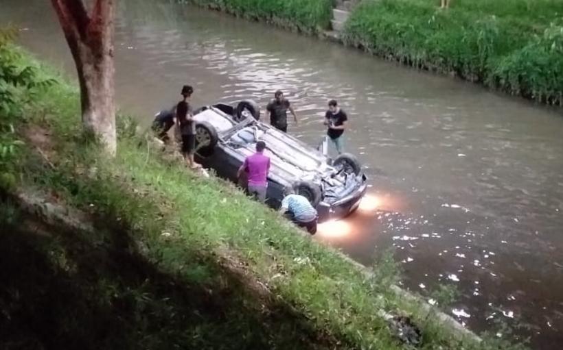 MOTORISTA PERDE CONTROLE E DESPENCA COM CARRO DENTRO DE IGARAPÉ EM MANAUS - News Rondônia