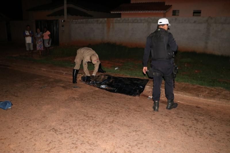 JOVEM MORRE APÓS BATER MOTO NA TRASEIRA DE CAMINHÃO TOREIRO ESTACIONADO - News Rondônia