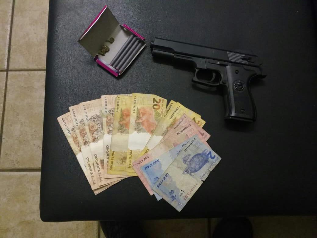 FORÇA TÁTICA DO 5° BPM PRENDE JOVEM COM PISTOLA E DROGA - News Rondônia
