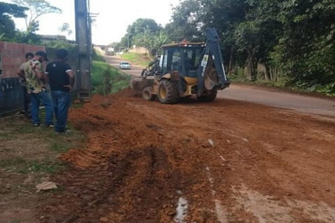 Prefeitura atende pedido do Vereador Márcio Pacele e recupera parte da estrada do Areia Branca - News Rondônia