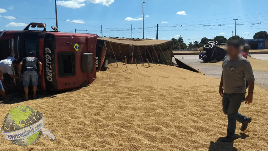 EM CANDEIAS, CARRETA CARREGADA COM SOJA TOMBA AO MOTORISTA FAZER CURVA EM ALTA VELOCIDADE; VEJA O VÍDEO - News Rondônia