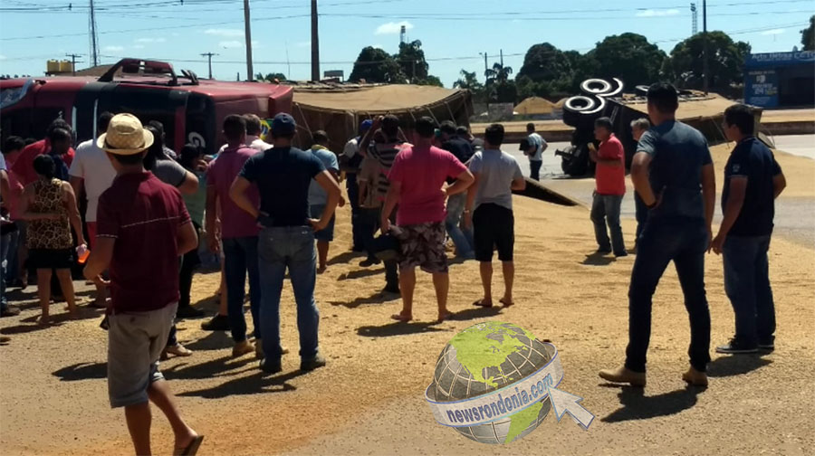 EM CANDEIAS, CARRETA CARREGADA COM SOJA TOMBA AO MOTORISTA FAZER CURVA EM ALTA VELOCIDADE; VEJA O VÍDEO - News Rondônia