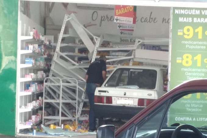 Carro desgovernado invade farmácia e deixa duas pessoas feridas na zona sul - News Rondônia