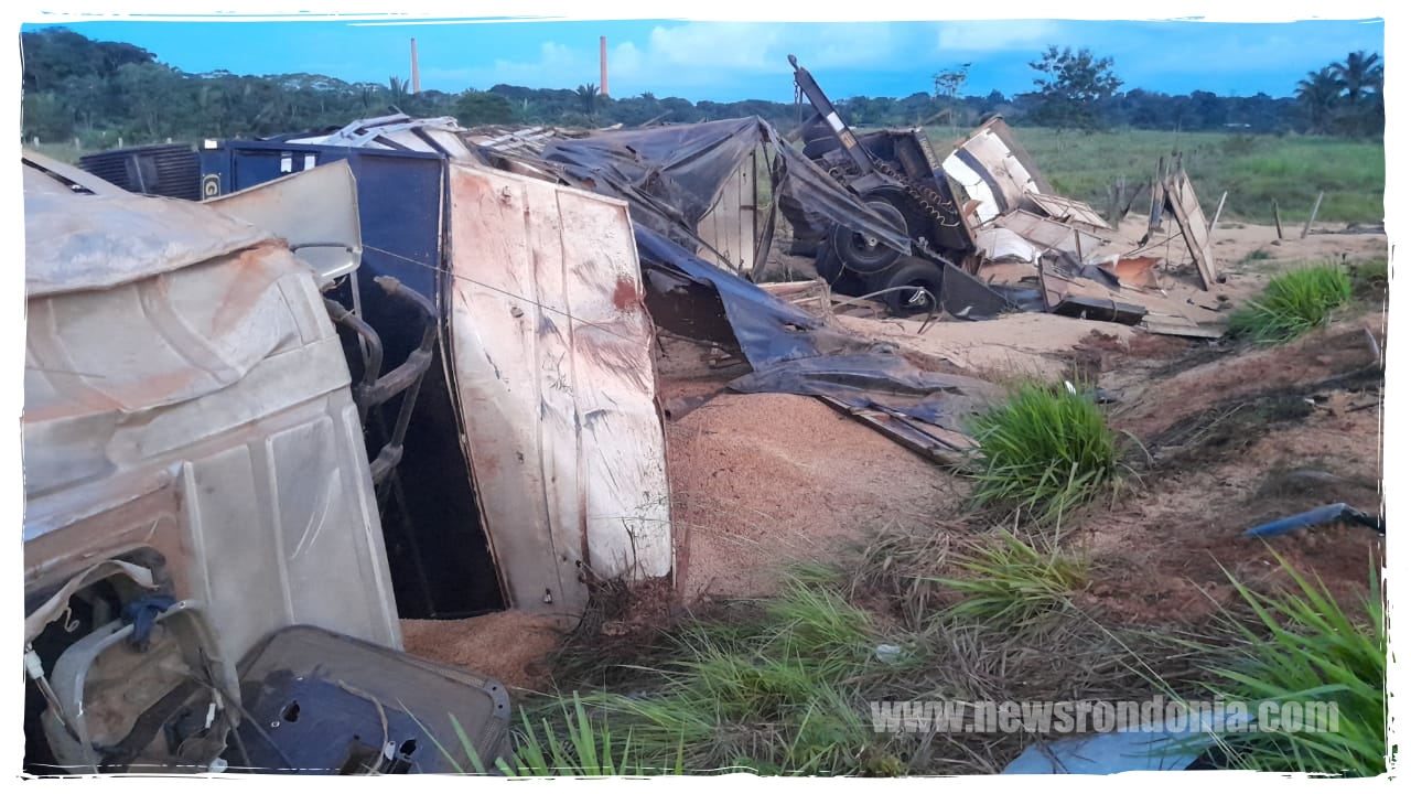 Carreta tomba após sair da pista na Estrada da Penal próximo ao presídio na capital - News Rondônia