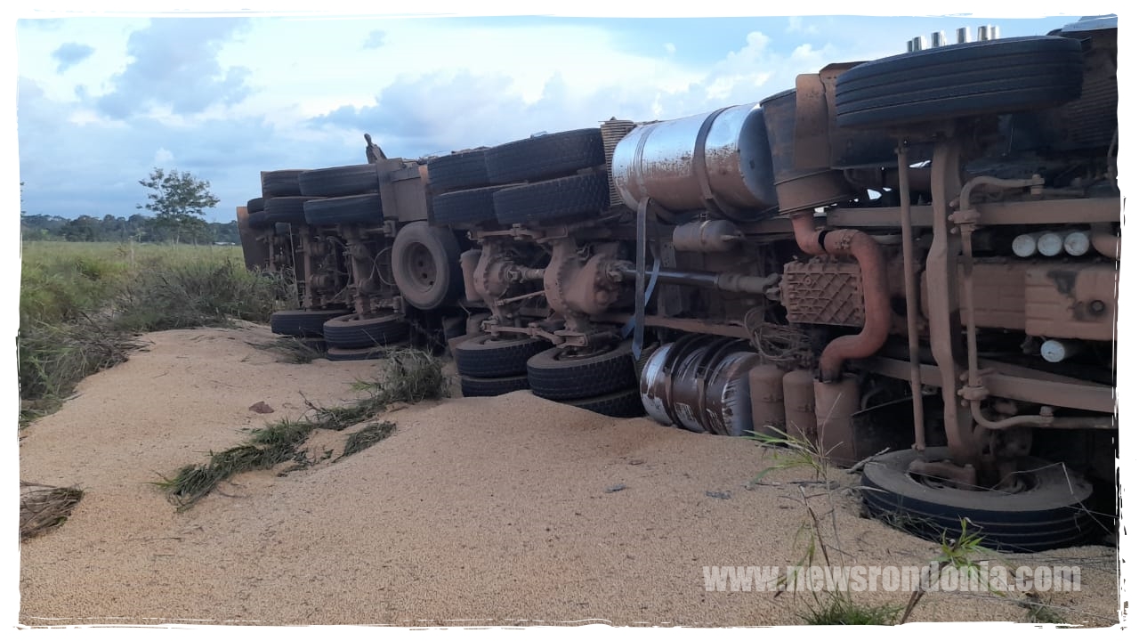Carreta tomba após sair da pista na Estrada da Penal próximo ao presídio na capital - News Rondônia