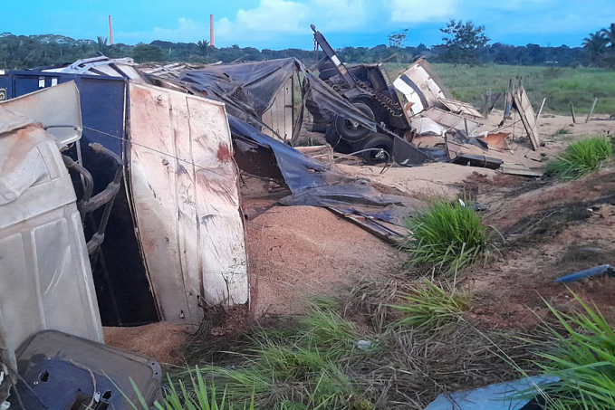 Carreta tomba após sair da pista na Estrada da Penal próximo ao presídio na capital - News Rondônia